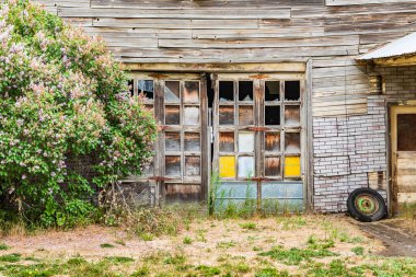 Farmington, Washington, ABD. 24 Mayıs 2021. Palouse tepelerindeki terkedilmiş bir benzin istasyonunun kapısı..