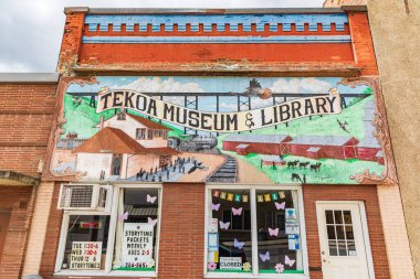 Tekoa, Washington, ABD. 24 Mayıs 2021. Palouse tepelerindeki Tekoa Müzesi ve Kütüphanesi.