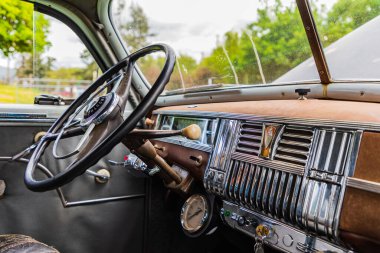 Latah, Washington, ABD. 24 Mayıs 2021. Klasik bir Plymouth Super De Luxe otomobilinin direksiyon ve gösterge paneli.
