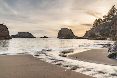 Gizli Plaj, Oregon, ABD. Gizli Sahilde denize dökülen dere..