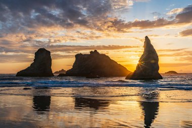 Bandon, Oregon, ABD. Gün batımında Oregon sahilinde deniz yığınları.