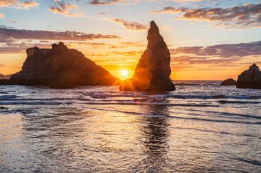 Bandon, Oregon, ABD. Gün batımında Oregon sahilinde deniz yığınları.
