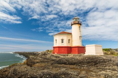 Bandon, Oregon, ABD. Oregon sahilindeki Coquille Nehri Deniz Feneri..