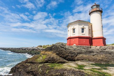 Bandon, Oregon, ABD. Oregon sahilindeki Coquille Nehri Deniz Feneri..