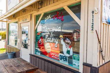 Coos Bay, Oregon, ABD. 2 Mayıs 2021. Coos Bay, Oregon 'daki Taqueria Meksika restoranı..