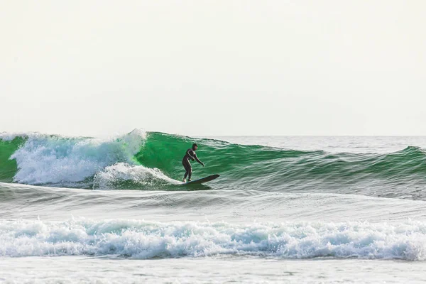 Park Stanowy Ecola Oregon Usa Maja 2021 Człowiek Surfujący Wzdłuż — Zdjęcie stockowe