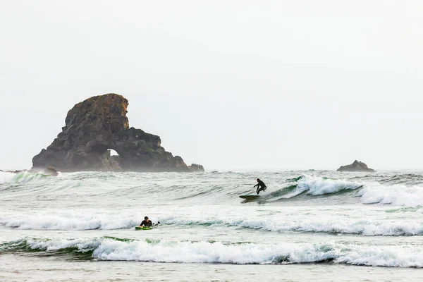 Ecola State Park Oregon Usa Maj 2021 Män Som Surfar — Stockfoto