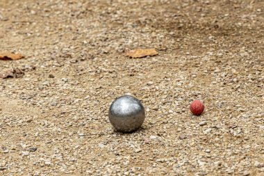 Fransa, Paris. Jardin du Lüksemburg (Lüksemburg Bahçesi), hedef topun etrafını çevreleyen metal petank bulvarı..