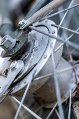 Bisiklet merkezi ve tellere yakın çekim.