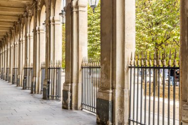 Fransa, Paris. Fransa, Paris. Palais Royal kompleksinde demir çit ve sütun..