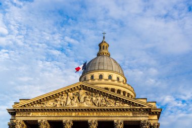 Fransa, Paris. Pantheon 'da. David Dangers tarafından yontulmuş devrimin alegorisi olarak adlandırılan 1837 çocuk tasfiyesi. Yazıtta Büyük Adamlara Minnettar Anavatan yazıyor..
