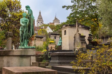 Fransa, Paris. Cimetiere de Saint-Vincent. Saint Vincent Mezarlığı. Heykeller ve anıtlar.