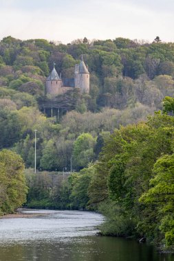 Cardiff, Galler, Birleşik Krallık. Şekerleme nehrinin üzerindeki Castell Coch..