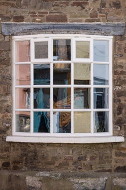 Crickhowell, Galler, Birleşik Krallık. Galler 'in tarihi bir köyünün camındaki yansımalar.