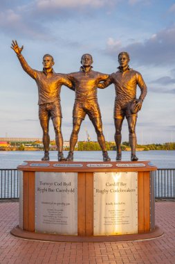 Cardiff, Galler, Birleşik Krallık. 27 Nisan 2025. Cardiff Bay Rugby Kodkıran Heykeli, Billy Boston, Clive Sullivan ve Gus Risman 'ın resmedildiği,.