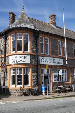Crickhowell, Galler, Birleşik Krallık. 28 Nisan 2025. Crickhowell 'deki Cafe Le Gallois..