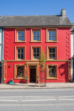 Machynlleth, Powys, Galler, Birleşik Krallık. 1 Mayıs 2025. Galler 'deki parlak kırmızı dükkan.