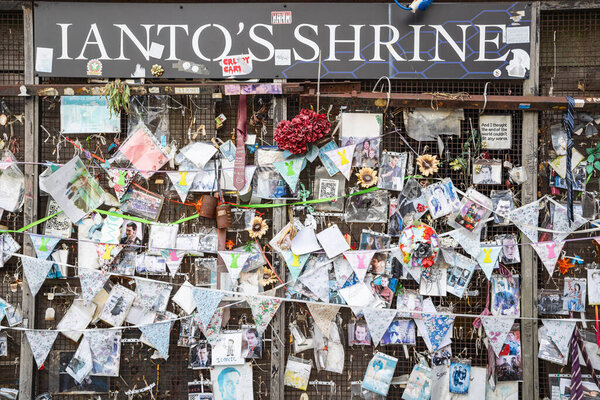 Кардифф, Уэльс, Великобритания. 27 апреля 2025 года. Храм для персонажа сериала "Торчвуд в Кардиффе" Йанто Джо.