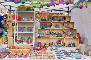 Beaumaris, Anglesey Adası, Galler, Birleşik Krallık. 3 Mayıs 2025. Beaumaris 'te bir markette satılık eşyalar..