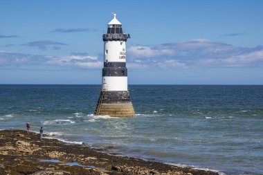 Penmon, Anglesey Adası, Galler, Birleşik Krallık. 3 Mayıs 2025. Penmon 'daki blog ve beyaz çizgili deniz feneri..