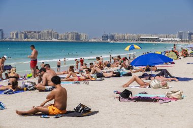 19 Nisan 2016. İ.A.E. Birleşik Arap Emirlikleri, Dubai, JBR, Jumeirah Sahili. Jumeirah Sahili 'ndeki yürüyüş. Halk plajı ve alışveriş. Sadece Düzenleyici Kullan.