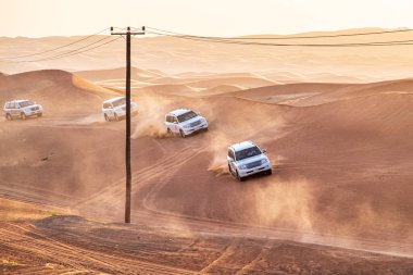 19 Nisan 2016. Birleşik Arap Emirlikleri, BAE Dubai 'de. Dubai çöl kum tepeleri, Dune Bash ve Safaris ile 4 X-4 'ler tarafından popüler. Sadece Düzenleyici Kullan.