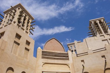 İ.A.E. Birleşik Arap Emirlikleri, Dubai. İbn Battuta AVM, Jebel Ali Köyü, büyük bir alışveriş merkezi, çeşitli mağazalar, perakende zincirler, yüksek seviye butikler ve restoranlar hepsi bölgenin geleneksel mimarisi ile merkezde örülmüş.