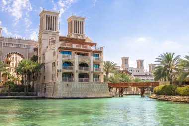 İ.A.E. Birleşik Arap Emirlikleri, Dubai. İbn Battuta AVM, Jebel Ali Köyü, büyük bir alışveriş merkezi, çeşitli mağazalar, perakende zincirler, yüksek seviye butikler ve restoranlar hepsi bölgenin geleneksel mimarisi ile merkezde örülmüş.