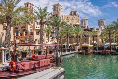 İ.A.E. Birleşik Arap Emirlikleri, Dubai. İbn Battuta AVM, Jebel Ali Köyü, büyük bir alışveriş merkezi, çeşitli mağazalar, perakende zincirler, yüksek seviye butikler ve restoranlar hepsi bölgenin geleneksel mimarisi ile merkezde örülmüş.