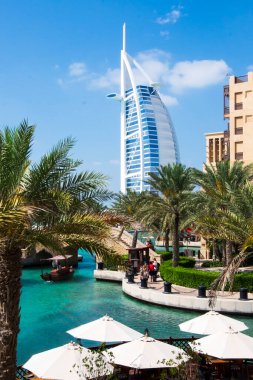 İ.A.E. Birleşik Arap Emirlikleri, Dubai. İbn Battuta Alışveriş Merkezi, Jebel Ali Köyü. Arka plandaki Burj Al Arap Oteli..