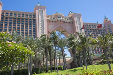 Birleşik Arap Emirlikleri, Dubai, Crescent Yolu, Palm Jumeirah, Atlantis, Palm. Bir otel tesisi. İnsan yapımı ıslah adasına inşa edilecek ilk tesis. Atlantis efsanesi temalı ve farklı Arap mimarisi içeriyor..