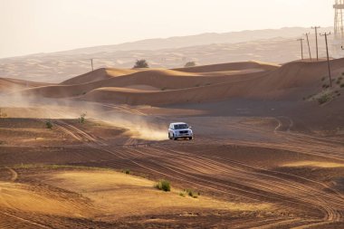 Birleşik Arap Emirlikleri, BAE Dubai 'de. Dubai çöl kum tepeleri, Dune Bash ve Safaris 'le meşhur 4 X-4' ler..