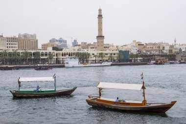 BAE, Dubai, Dubai Deresi. Resimde gösterilen geleneksel ahşap tekneye abra denir. Su taksisi olarak hizmet veriyorlar. Shindagha rıhtımının yakınında, Al Suq, al Ras ve Bastakiya.