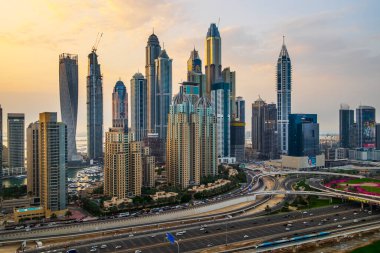 Birleşik Arap Emirlikleri. Dubai dünyanın en yüksek gökdelenine sahip büyük metropolislerinden biri olmak için özenle tasarlandı.