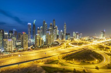 Birleşik Arap Emirlikleri. Dubai dünyanın en yüksek gökdelenine sahip büyük metropolislerinden biri olmak için özenle tasarlandı.