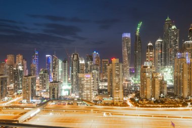 Birleşik Arap Emirlikleri. Dubai dünyanın en yüksek gökdelenine sahip büyük metropolislerinden biri olmak için özenle tasarlandı.