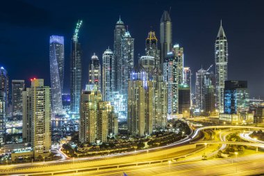 Birleşik Arap Emirlikleri. Dubai dünyanın en yüksek gökdelenine sahip büyük metropolislerinden biri olmak için özenle tasarlandı.