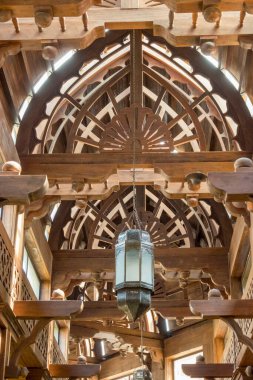 İ.A.E. Birleşik Arap Emirlikleri, Dubai. İbn Battuta Alışveriş Merkezi, Jebel Ali Köyü. Süslü metal asma lambası ve çok detaylı ahşap işçiliği..