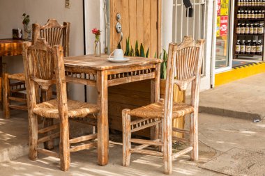 Kuzey Amerika, Meksika, Nayarit, Bahia de Banderas, Nuevo Vallarta. Ahşap ve rattan bir kafe..