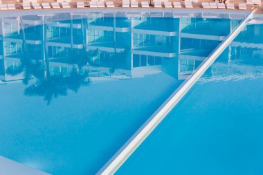 Kuzey Amerika, Meksika, Nayarit, Buceras. Yüzme havuzundaki yansımalar