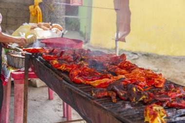 Kuzey Amerika, Meksika, Nayarit, Buceras. Sokak pazarında tavuk pişirme