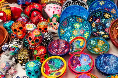 Kuzey Amerika, Meksika, Nayarit, Bahia de Banderas, Sayulita. Mercado del Pueblo. Kamu pazarında satılık çömlek ve incik boncuklar.