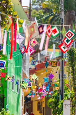 Kuzey Amerika, Meksika, Nayarit, Bahia de Banderas, Nuevo Vallarta. Caddenin üzerinde renkli asılı duruyor. Bunlara 