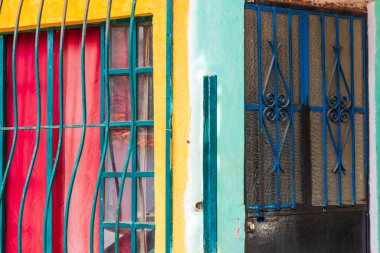 Kuzey Amerika, Meksika, Nayarit, Bahia de Banderas, Nuevo Vallarta. Renkli ev ve pencereler.