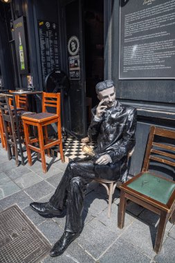 Saraybosna, Bosna-Hersek. 7 Mayıs 2025. Nikola Tesla 'nın Saraybosna' daki bir kafenin önündeki heykeli.
