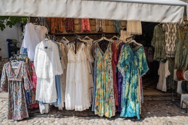 Mostar, Hersek-Neretva, Bosna-Hersek. 10 Mayıs 2025. Mostar 'da bir pazarda satılık kadın elbiseleri..