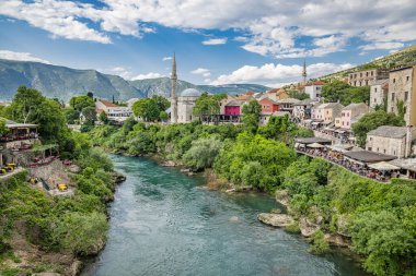 Mostar, Hersek-Neretva, Bosna-Hersek. 10 Mayıs 2025. Neretva Nehri Mostar kasabasından akıyor..