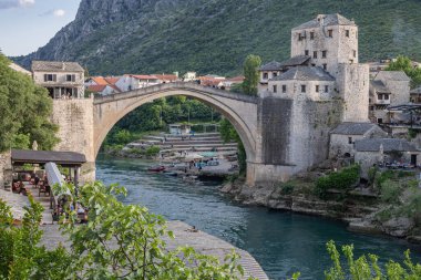 Mostar, Hersek-Neretva, Bosna-Hersek. 10 Mayıs 2025. Mostar köprüsü Neretva Nehri üzerinde yeniden inşa edildi..