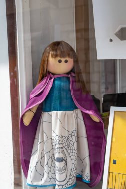 Saraybosna, Bosna-Hersek. Saraybosna 'da bir mağazanın vitrininde el yapımı bebek.