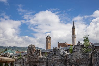 Saraybosna, Bosna-Hersek. Gazi Hüseyin-Yalvarma Camii 'nin minaresi, Osmanlı döneminden kalma eski bir kervanı olan Taslihan arkeoloji sahasının kalıntıları üzerinde..